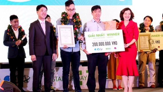Anh Lê Mai Tùng nhận giải nhất Startup Wheel 2017