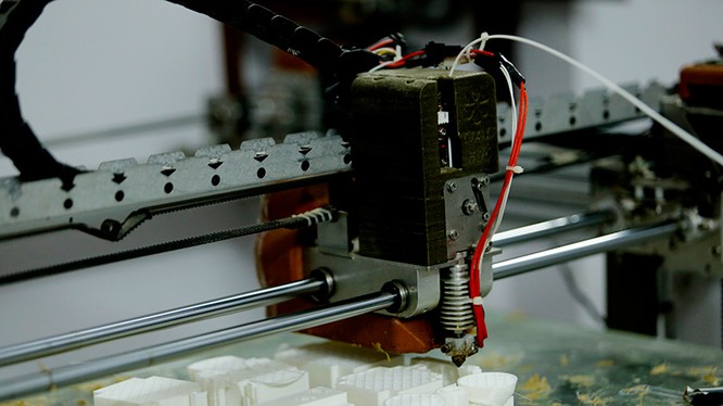 Máy in 3D của Công ty TNHH Gactech đang in sản phẩm bằng vật liệu nhựa carbon. Ảnh: Lê Loan