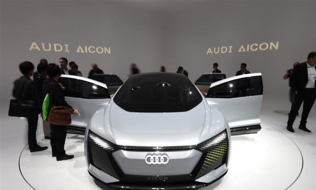 Khách tham quan đang mục sở thị chiếc xe điện tự lái Audi AG Aicon tại Triển lãm Ô tô Frankfurt. Ảnh Bloomberg