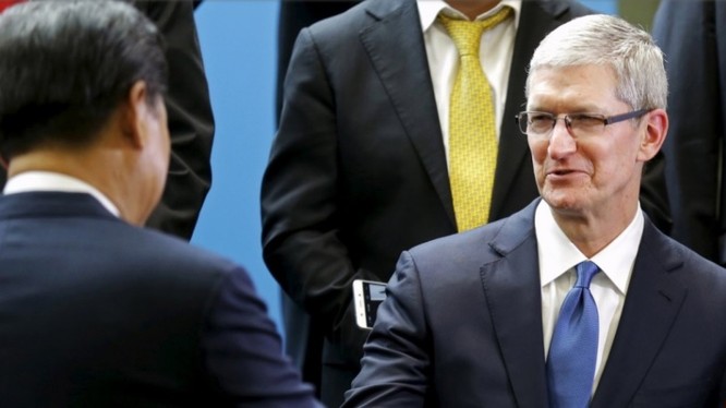 Chủ tịch Trung Quốc Tập Cận Bình bắt tay CEO Apple Tim Cook trong lần dự cuộc gặp các CEO tổ chức tại Trung tâm chính của Hãng Microsoft (Redmond, tiểu bang Washington) ngày 23/9/2015. Ảnh Reuters