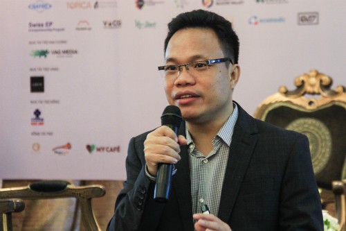 Ông Nguyễn Văn Học chia sẻ ứng dụng thành tựu cách mạng công nghiệp 4.0 với doanh nghiệp startup lĩnh vực du lịch. Ảnh: Dương Tâm
