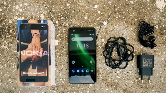Hộp đựng Nokia 2 có hình ảnh quen thuộc, với hai bàn tay nắm lấy nhau theo tinh thần slogan "Connecting people". Phụ kiện đi kèm khá cơ bản, gồm cáp sạc và tai nghe.