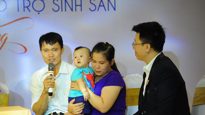 Gia đình anh Hoàng Văn Duy và chị Nguyễn Thị Hằng có con nhờ kỹ thuật micro tese