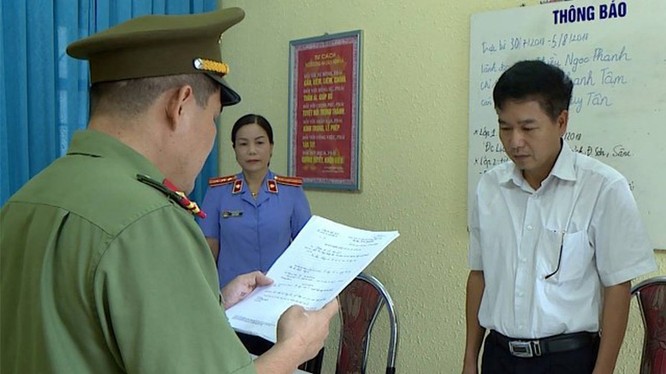 Công an tỉnh Sơn La đọc lệnh khởi tố bị can Trần Xuân Yến.