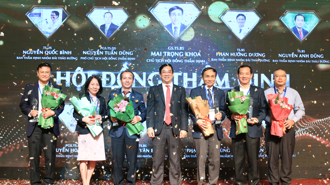 PGS.TS.BS. Lương Ngọc Khuê (giữa) vinh danh thành viên ban thẩm định từ trái qua: TS.BS. Phan Hướng Dương, TS.DS. Cẩn Tuyết Nga, PGS.TS.DS. Nguyễn Tuấn Dũng, GS.TS.BS. Mai Trọng Khoa, TS.BS. Phan Văn Báu, PGS.TS.DS. Nguyễn Hoàng Anh
