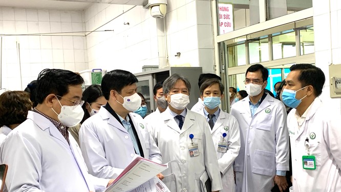 GS.TS Nguyễn Thanh Long - Uỷ viên TW Đảng, Bộ trưởng Bộ Y tế -kiểm tra tình hình trực Tết và chúc Tết các thầy thuốc BV Việt Đức