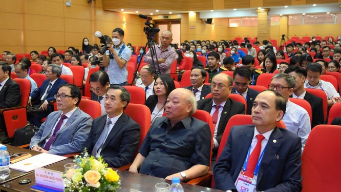Các đại biểu dự lễ khai mạc Hội nghị Khoa học và Công nghệ tuổi trẻ ngành y tế lần thứ 21 tại Trường Đại học Y Hà Nội