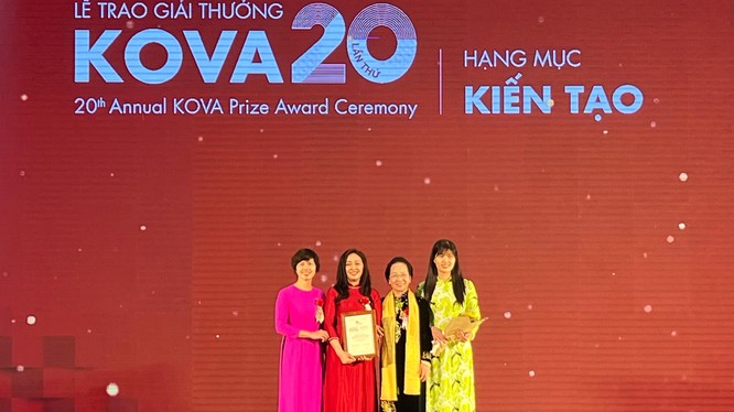 Bà Nguyễn Thị Doan - nguyên Phó Chủ tịch nước, Chủ tịch Trung ương Hội Khuyến học Việt Nam - trao Giải thưởng KOVA ở hạng mục Kiến tạo cho các nhà khoa học