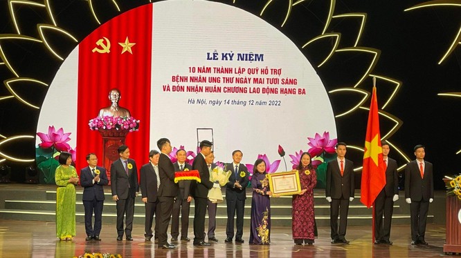 Phó Chủ tịch nước Võ Thị Ánh Xuân trao Huân chương Lao động hạng Ba cho Quỹ Hỗ trợ bệnh nhân ung thư - Ngày mai tươi sáng (Bộ Y tế). 