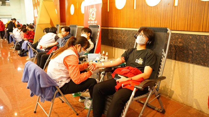Đông đảo sinh viên, thanh niên đến hiến máu tình nguyện tại buổi khai mạc Chủ nhật Đỏ 2023