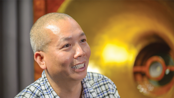 Anh Trương Vĩnh Khang, tác giả bộ sản phẩm âm thanh T360 với điểm nhấn là cặp loa kèn Vilmos dát vàng.