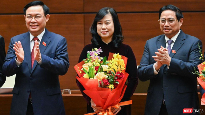Chủ tịch Quốc hội và Thủ tướng Chính phủ tặng hoa chúc mừng Bộ trưởng Bộ Y tế Đào Hồng Lan.
