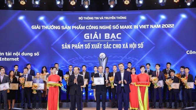 VieON xuất sắc giành Giải Bạc tại hạng mục Sản phẩm số xuất sắc cho xã hội số (Ông Huỳnh Long Thủy – Tổng giám đốc Công ty CP VieON (đứng ngoài cùng bên phải) đại diện nhận giải)