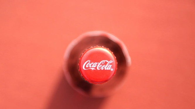 Coca Cola cho biết quyết định của hãng không liên quan đến chiến dịch tẩy chay Faceook #StopHateforProfit. Ảnh: Digital Trends