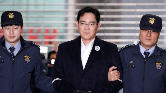 Ông Lee Jae-yong có mặt trong phiên xét xử ngày 18/1 và đã bị bắt giam ngay sau khi bản án được tuyên. Ảnh: Yahoo