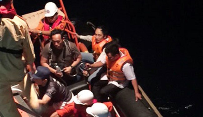 Tàu cứu hộ SAR 274 thuộc Trung tâm cứu nạn hàng hải khu vực 2 vừa đưa thuyền viên người Singapore gặp nạn trên biển về đến bờ và chuyển đến bệnh viện để chữa trị.