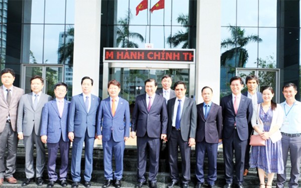 Đoàn công tác TP Daegu (Hàn Quốc) chụp ảnh lưu niệm cùng lãnh đạo TP Đà Nẵng trong khuôn khổ chuyến thăm (ảnh:Hiền Trang)