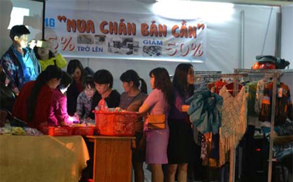 Đà Nẵng lần đầu tiên tổ chức chợ cho công nhân (ảnh Lưu Hương)