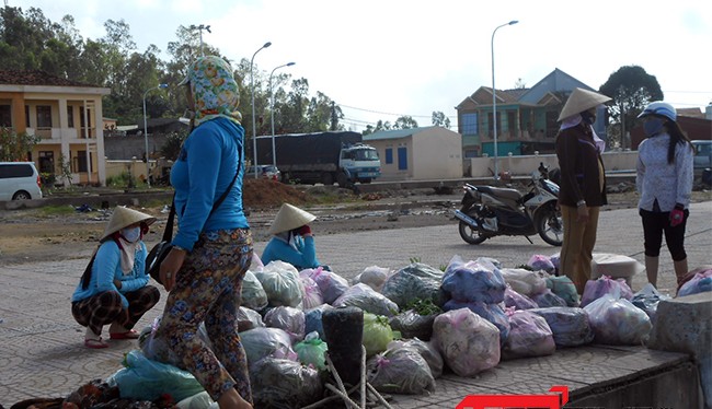  Lý Sơn bị cô lập dài ngày khiến hàng hóa không chuyển được ra đảo nên nguồn thực phẩm có nguy cơ bị cạn kiệt