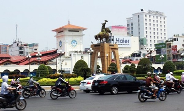 Kể từ ngày 18/2, vòng xoay Quách Thị Trang trước chợ Bến Thành sẽ được di dời để xây dựng Nhfa ga metro và bên trên được xây dựng Quảng trường hiện đại tại đây.
