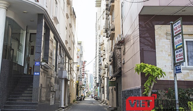 Những khách sạn nhỏ mọc "chi chít" trong một tuyến đường nhỏ ven biển thuộc khu vực phường Phước Mỹ (quận Sơn Trà, Đà Nẵng) được ví như "vết xe đổ" mà TP HCM từng vấp phải.