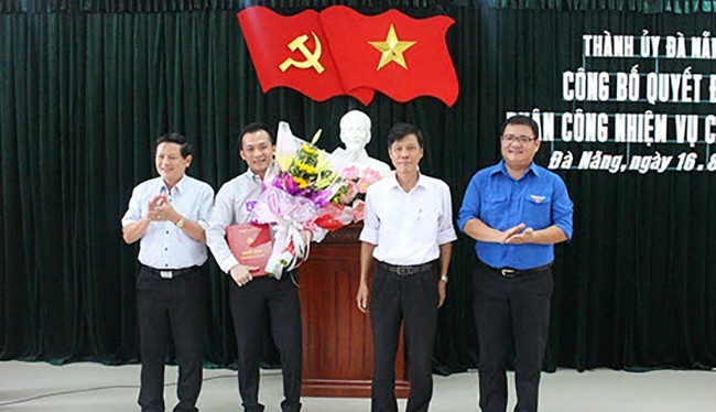 Ông Nguyễn Bá Cảnh (người cầm hoa) tại buổi công bố quyết định