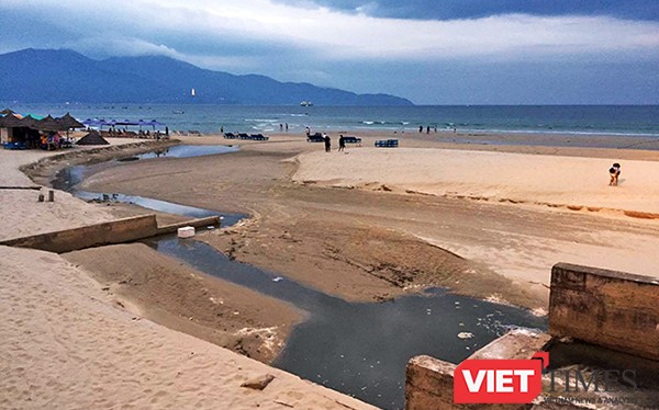 Tình trạng nước thải ô nhiễm tấn công bãi biển du lịch Đà Nẵng thường xuyên xảy ra