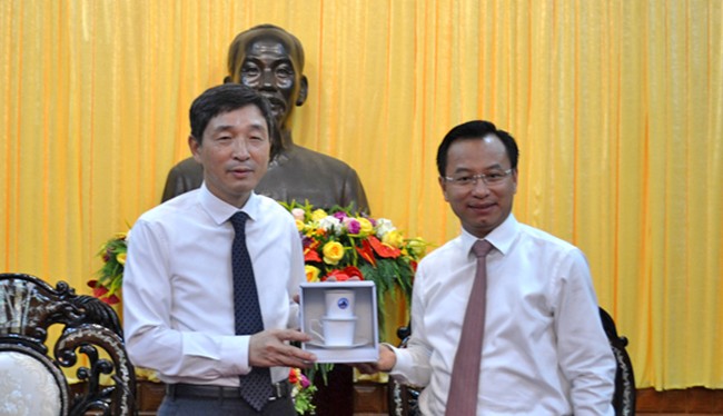 Bí thư Thành ủy Đà Nẵng Nguyễn Xuân Anh và Đại sứ Hàn Quốc tại Việt Nam Lee Hyuk tại chuyến thăm và làm việc tại Đà Nẵng (ảnh Thái Hà-danang.gov.vn)