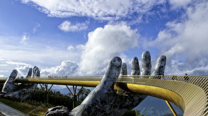 Cầu Vàng trên đỉnh Bà Nà - Đà Nẵng đang là điểm đến được du khách trong và ngoài nước quan tâm