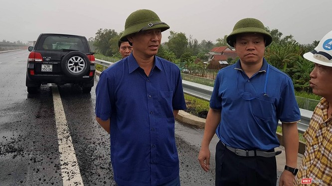 Thứ trưởng GTVT Lê Đình Thọ trong chuyến kiểm tra đột xuất chiều 13/10 trên cao tốc Đà Nẵng - Quảng Ngãi.