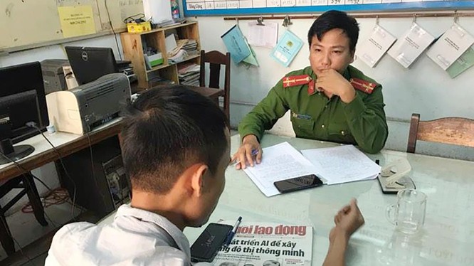 Phóng viên Trần Văn Quyên, công tác tại Báo Người Lao động-Văn phòng miền Trung trình báo sự việc tạo cơ quan công an
