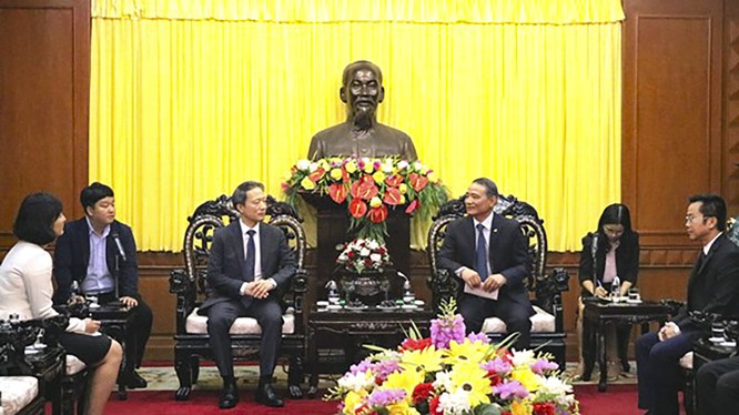 Tân Tổng Lãnh sự Hàn Quốc tại Đà Nẵng - ông Ahn Min Sik (người thứ 3 từ trái sang) tại chuyến thăm và chào xã giao Bí thư Thành ủy Đà Nẵng Trương Quang Nghĩa.