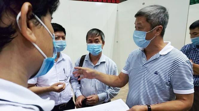 Thứ trưởng Bộ Y tế Nguyễn Trường Sơn trực tiếp kiểm tra việc xây dựng Bệnh viện Dã chiến ở Đà Nẵng (Ảnh: Anh Văn)