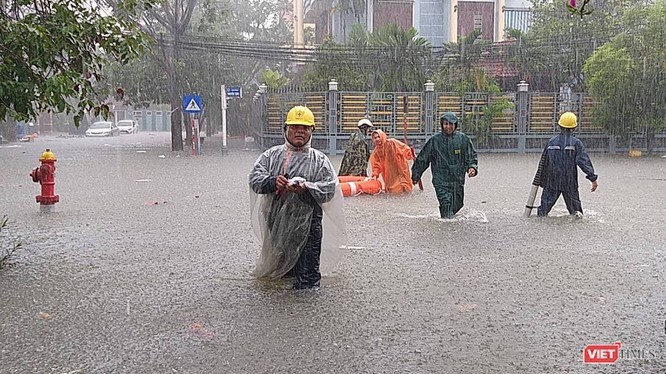 Mưa lớn kéo dài, đường phố Đà Nẵng ở một số khu vực bị ngập nặng nề