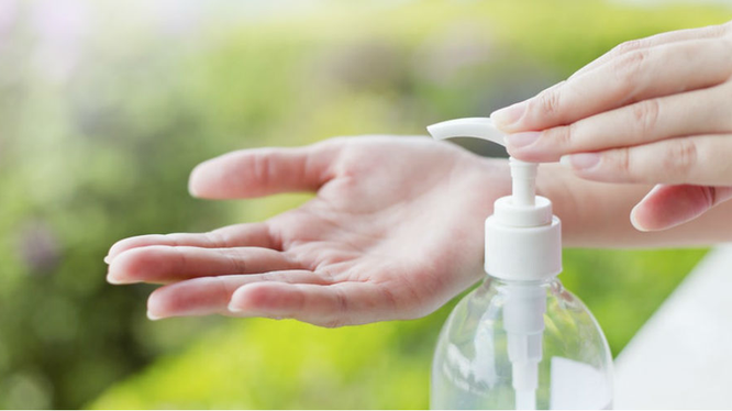 Cục Quản lý Dược, Bộ Y tế vừa phát đi cảnh báo về việc 'Dung dịch rửa tay khô Aerius chai 500ml' nghi là mỹ phẩm giả. (Ảnh minh hoạ)