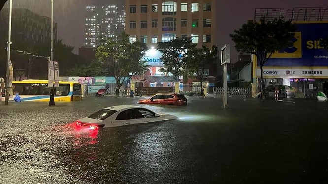Đường phố Đà Nẵng biến thành sông, nhiều phương tiện chìm sâu trong nước (ảnh bạn đọc cung cấp)
