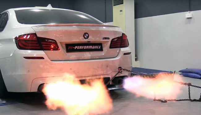 BMW M5 khạc lửa (ảnh: bmwblog)