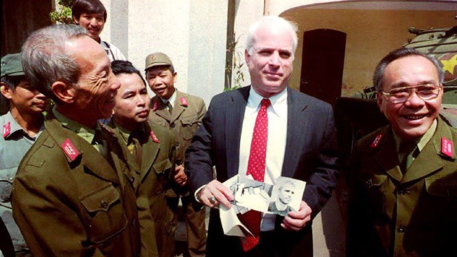 2- Thượng nghị sỹ John McCain cầm những tấm hình đen trắng chụp ông khi bị bắt làm tù binh ở Hà Nội năm 1967 trong một chuyến đến thăm Bảo tàng quân đội nhân dân Việt Nam ngày 9/10/1992.Ảnh: Hoàng Đình Nam/ AFP.