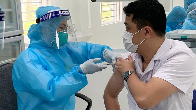 Việt Nam đang huy động tất cả nguồn lực với hy vọng đủ vaccine tiêm cho đại đa số người dân. Ảnh: báo Nhân dân.