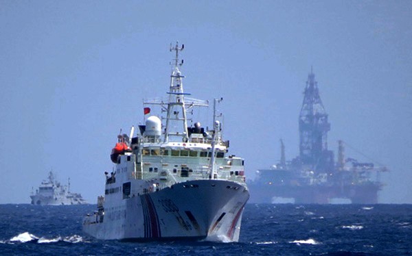 Trung Quốc đang đẩy mạnh việc thăm dò khai thác dầu khí ở Biển Đông, trong mục tiêu xác lập yêu sách chủ quyền gần hết Biển Đông. Trong ảnh: giàn khoan Hải Dương-981 của Trung Quốc ngang ngược hạ đặt trái phép trên vùng biển Việt Nam, tháng 5.2014 - Ảnh: 