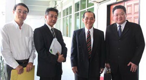 Luật sư Orlando Chua (thứ hai, từ trái sang) là người tham gia nhiều vụ án nổi cộm ở bang Sarawak - Ảnh: Borneo Post