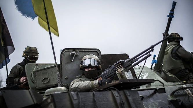 Lính Ukraine chiến đấu ở miền đông