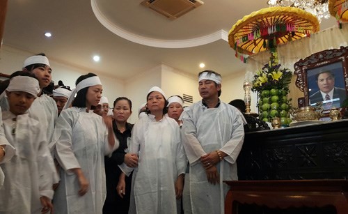 Chị Nguyễn Hoài An (thứ ba từ trái sang), con gái của ông Nguyễn Bá Thanh 