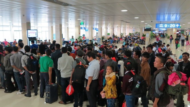 Hành khách rồng rắn xếp hàng ở sân bay Tân Sơn Nhất, chuẩn bị lên máy bay trong ngày cao điểm
