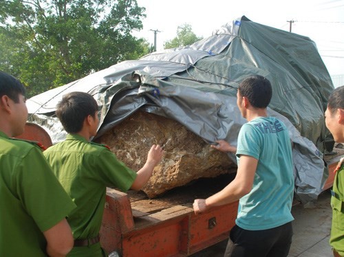 Tảng đá đang được tạm giữ tại Công an tỉnh Đắk Nông