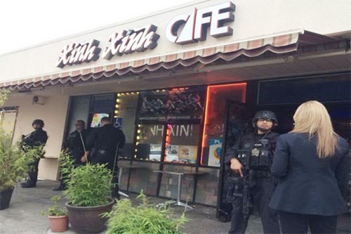 Cảnh sát ập vào cà phê Xinh Xinh - Ảnh: NBC Bay Area 