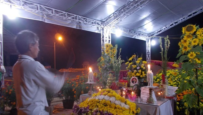 sau thắp nhang, người dân sẽ nán lại bên cạnh mộ ông Thanh nhiều giờ đồng hồ để canh mộ ông.