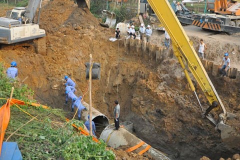 Tuyến đường ống nước sạch Sông Đà 1 đã vỡ nhiều lần trong thời gian qua. 
