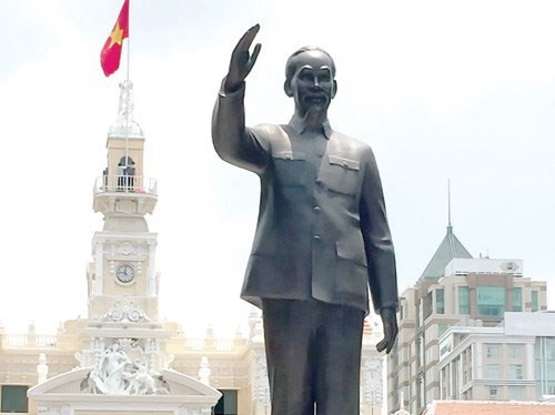 Tượng đài Chủ tịch Hồ Chí Minh trước UBND TP.HCM vừa được khánh thành nhân ngày sinh nhật Bác (19.5.2015), cao 7,2m, được thực hiện với kinh phí 7 tỉ đồng - Ảnh: Lê Công Sơn