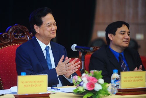 Thủ tướng Nguyễn Tấn Dũng lắng nghe nhà khoa học trẻ trình bày và ra quyết định rất nhanh về việc tài trợ sản xuất miễn phí toàn bộ kính cho người mù Việt Nam. Ảnh: Giang Huy.